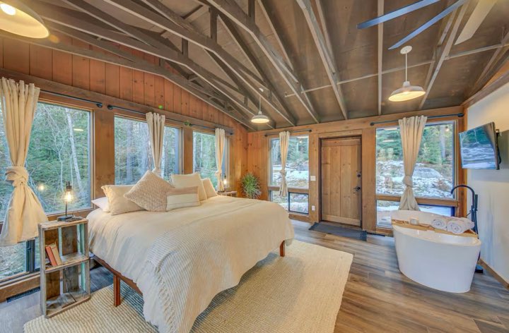 The Cedar Chalet king suite with soaking tub